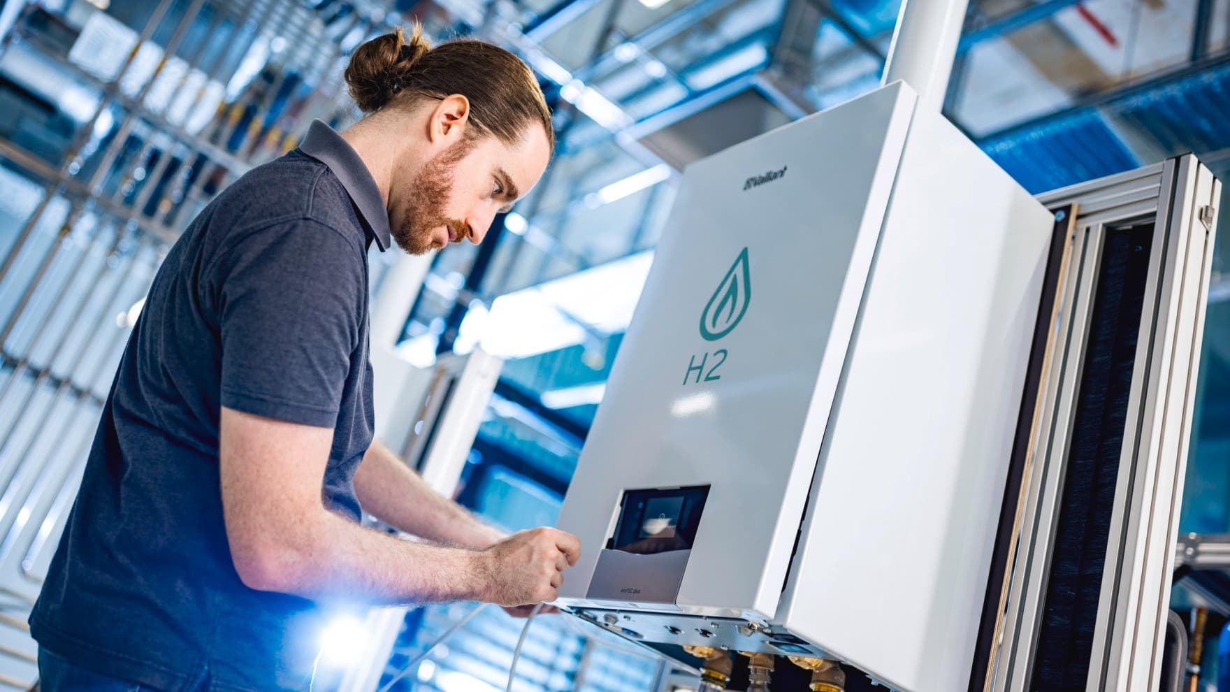 Vyras dirba prie Vaillant H2 ready katilo