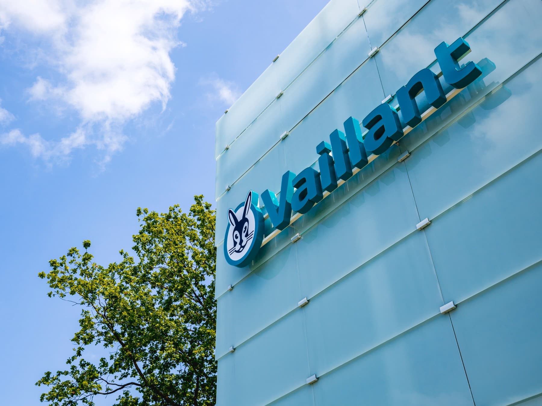 Vaillant logotipas ant pastato
