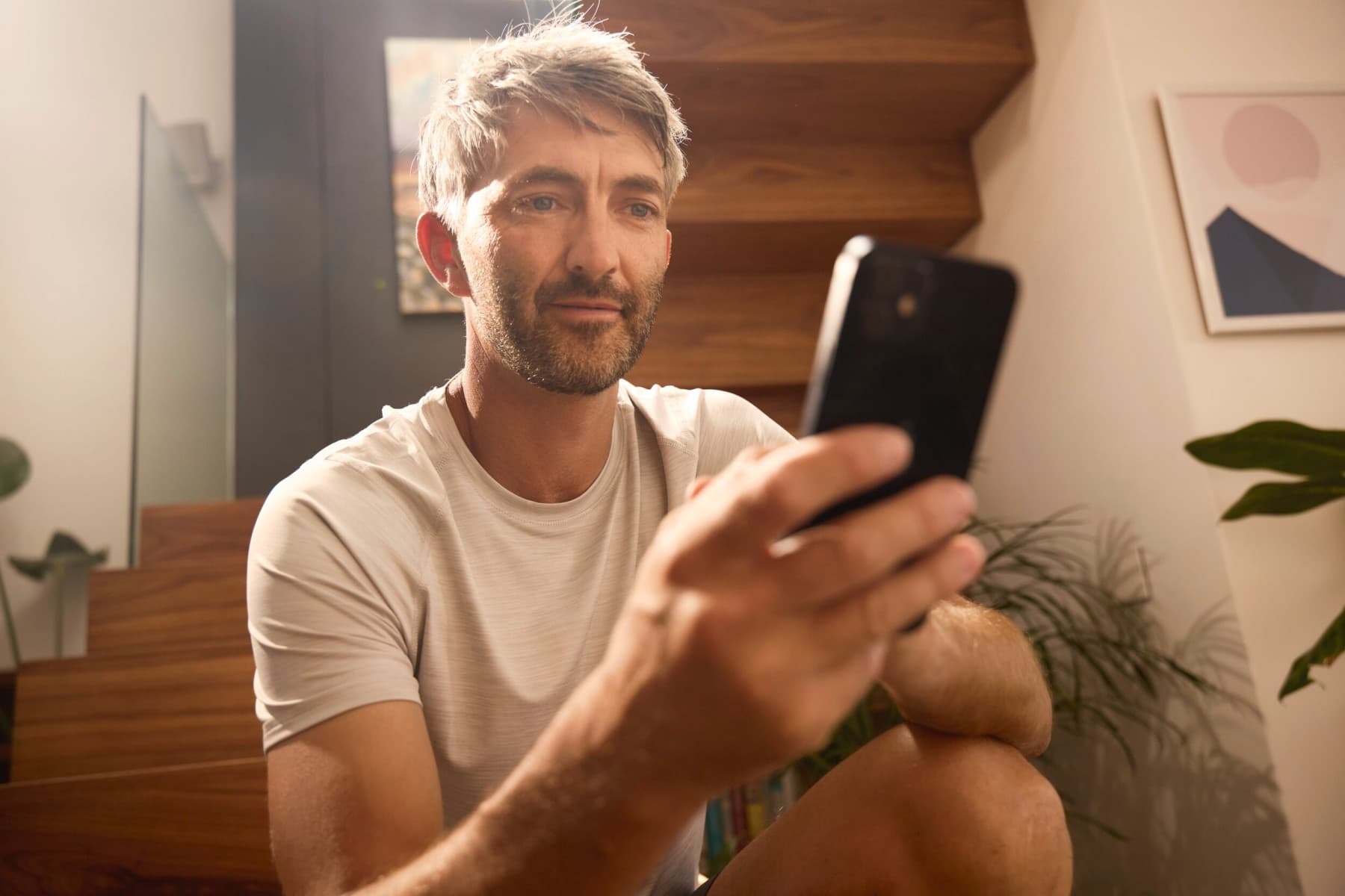 Vyras, naudojantis savo mobilųjį telefoną