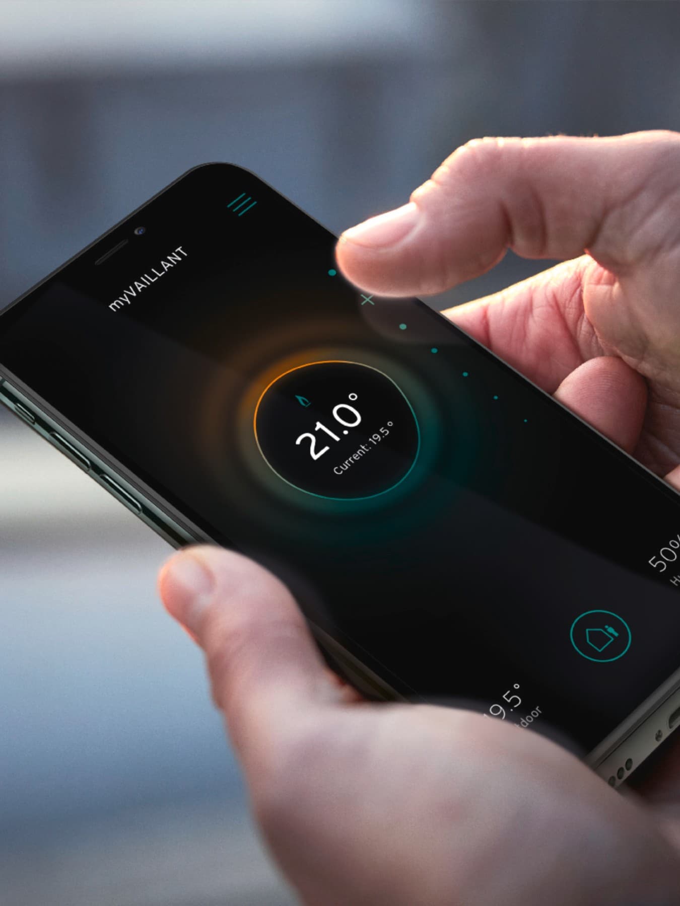 Ranka, laikanti išmanųjį telefoną