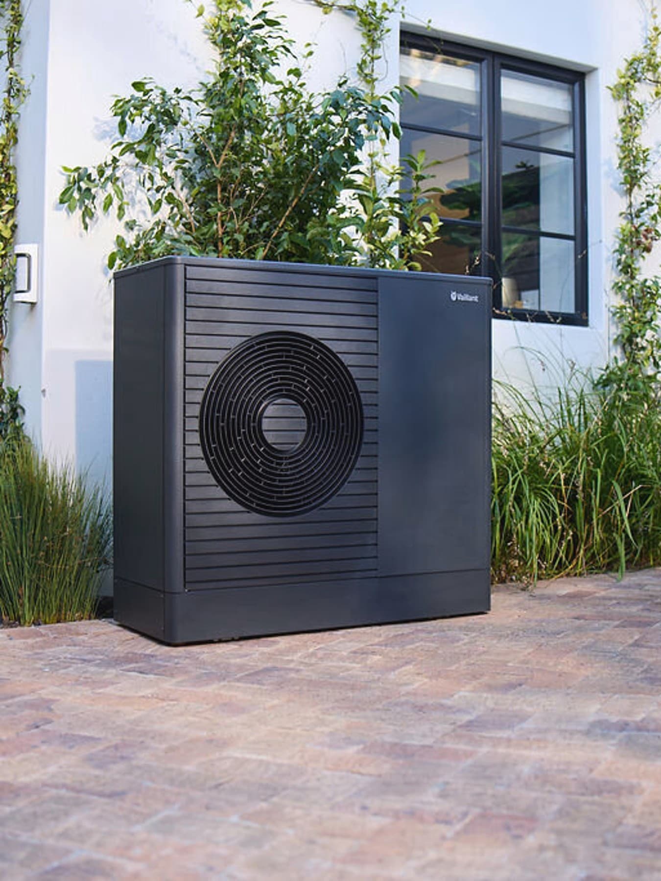 Tamsus Vaillant aroTHERM plus šilumos siurblys namo priekinėje sode
