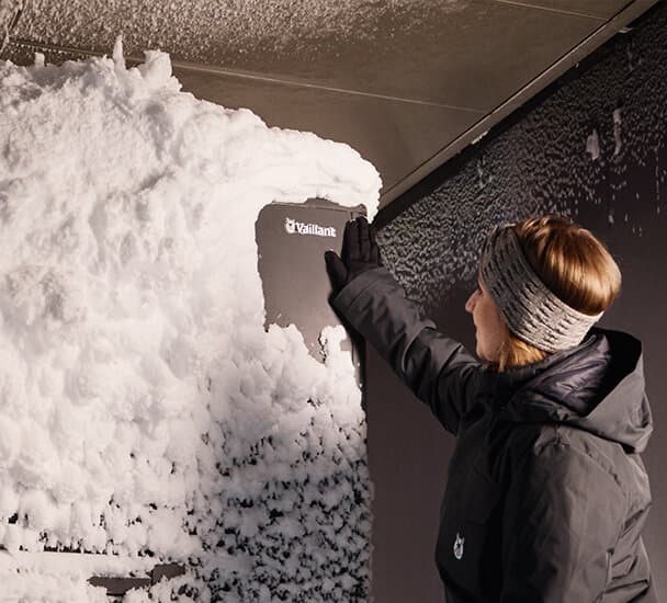 „aroTHERM plus“ lauko blokas, padengtas sniegu