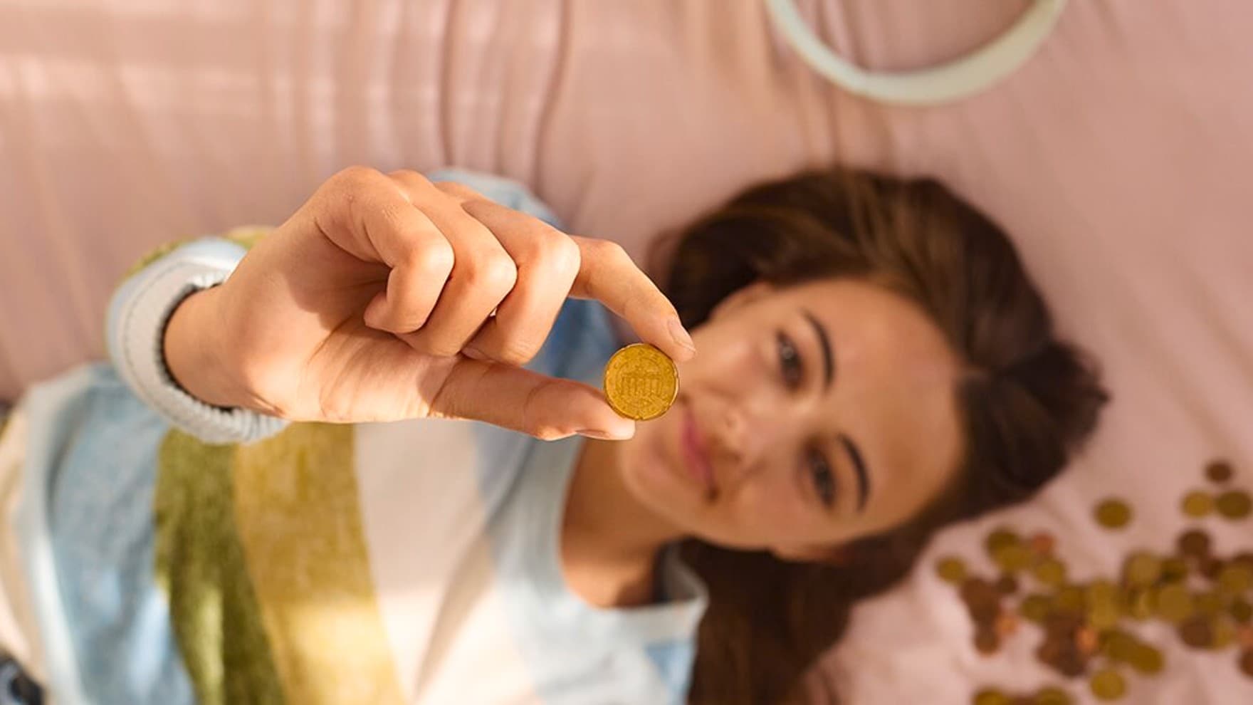 Moteris guli ant sofos ir laiko centą iškeltą į viršų