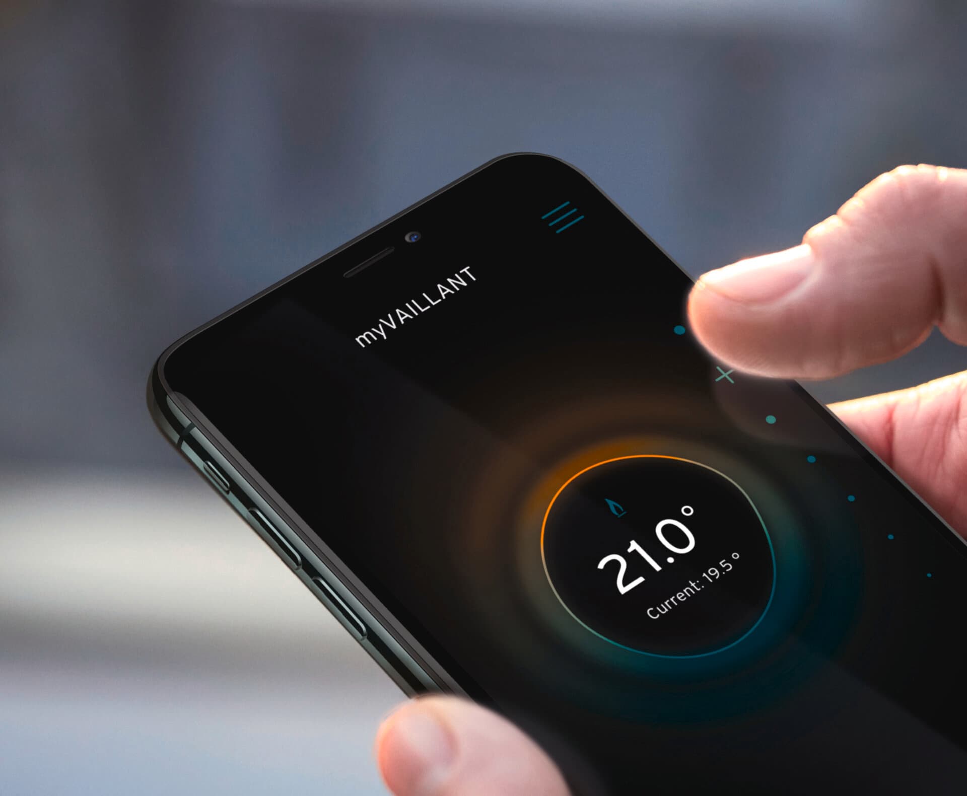 Ranka, kurioje laikomas išmanusis telefonas su įdiegta „myVaillant“ programa