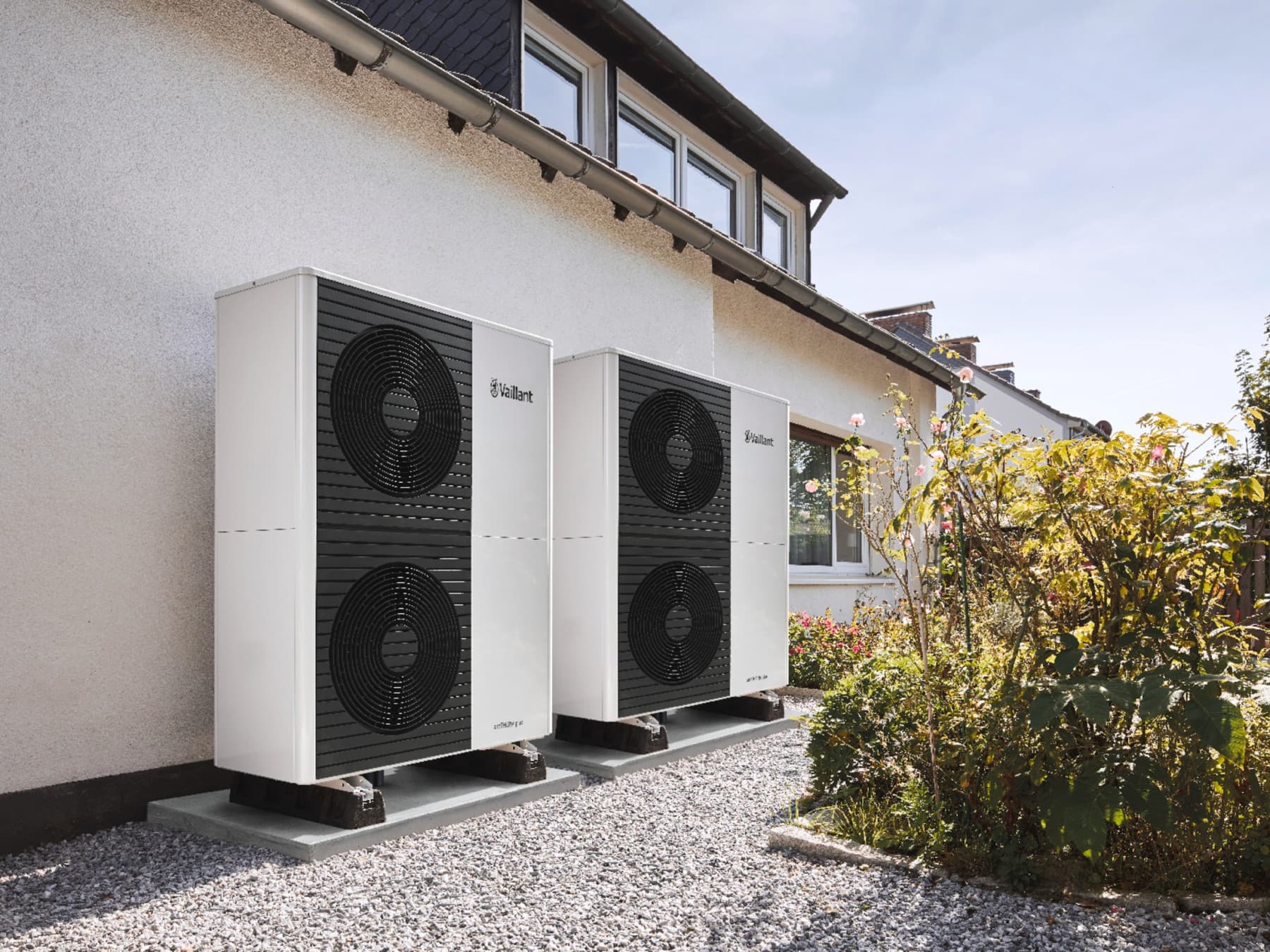 Vaillant šilumos siurbliai priešais modernų pastatą