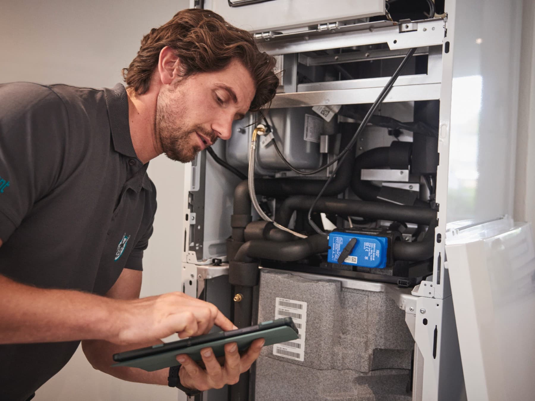 Vaillant inžinierius, aptarnaujantis ecoTEC plus katilą