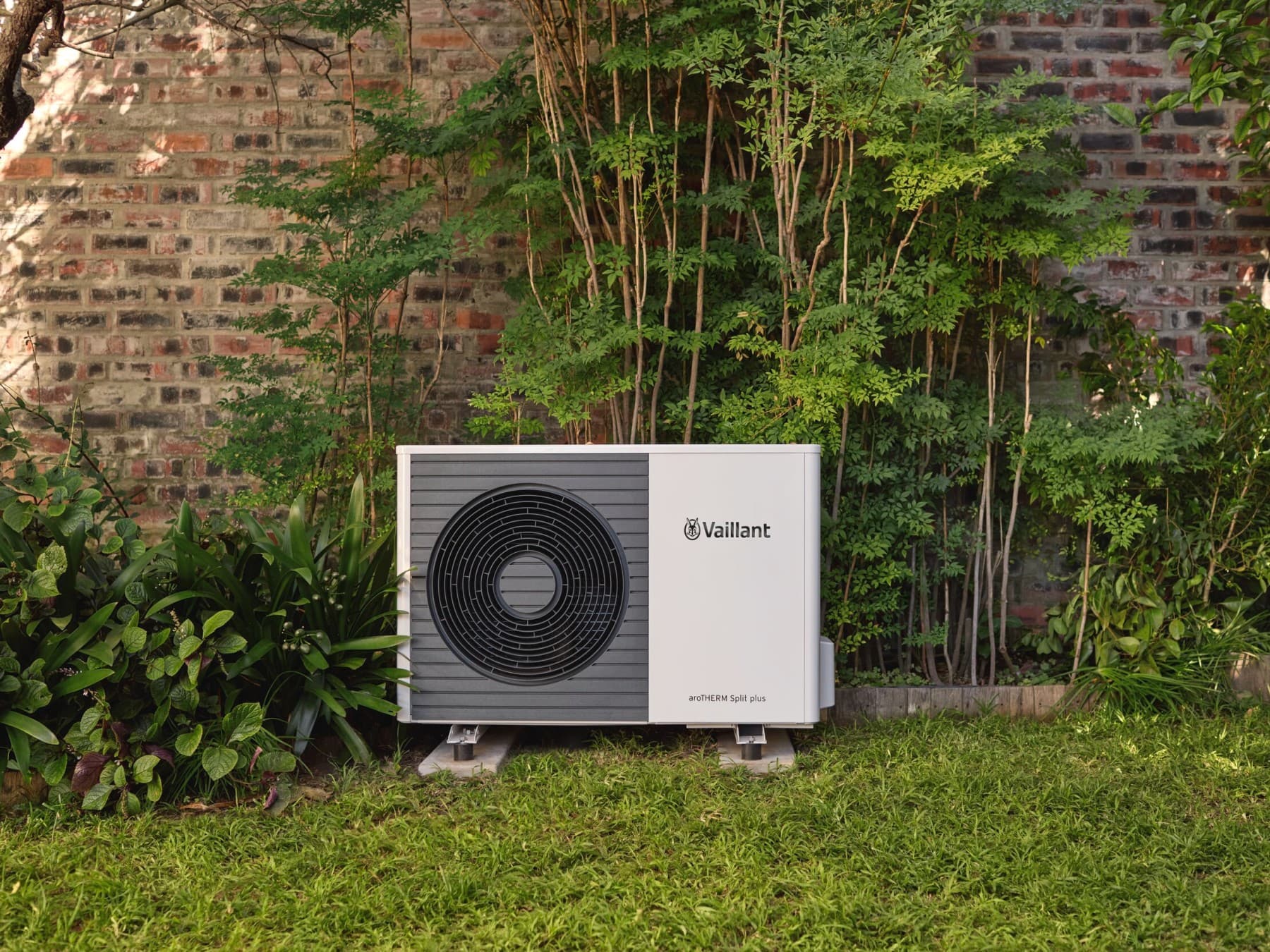aroTHERM Split plus priešais namą