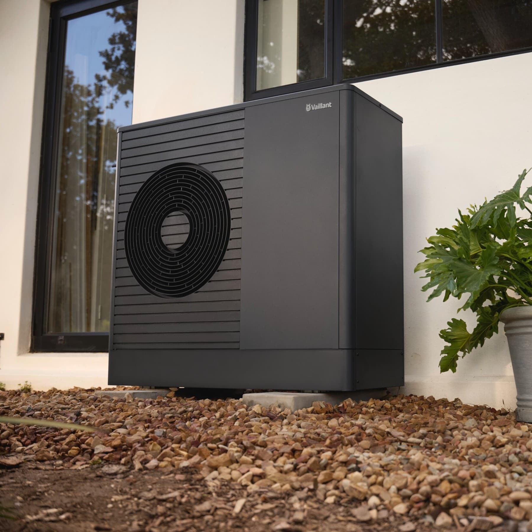aroTHERM plus šalia durų