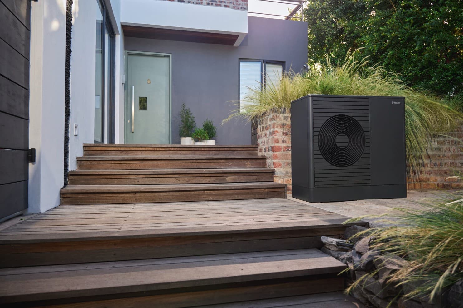 aroTHERM plus oro-vandens šilumos siurblys priešais naują pastatą