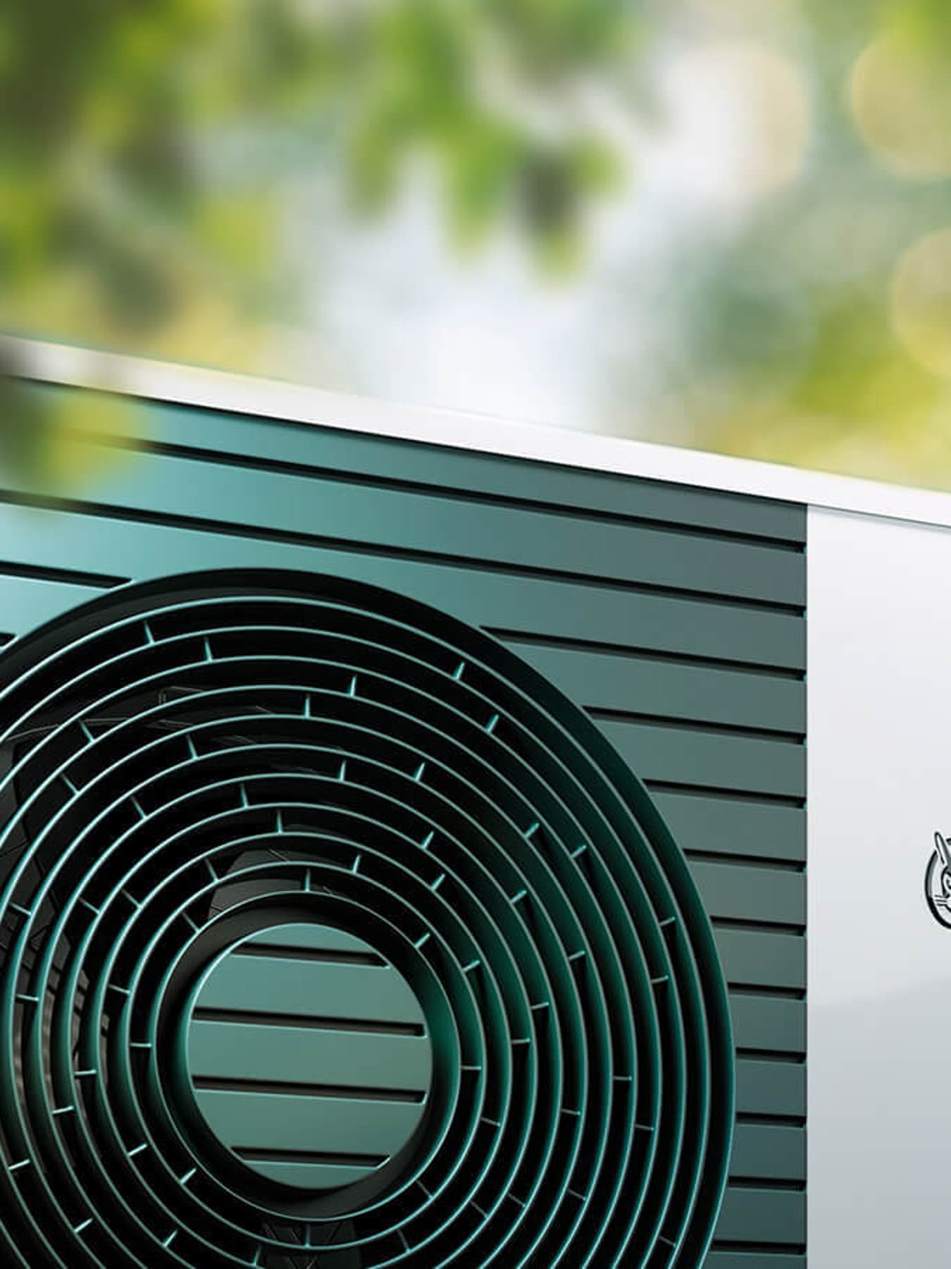 "Vaillant" kiškis su natūralaus šaltnešio logotipu priešais "aroTHERM plus" šilumos siurblį