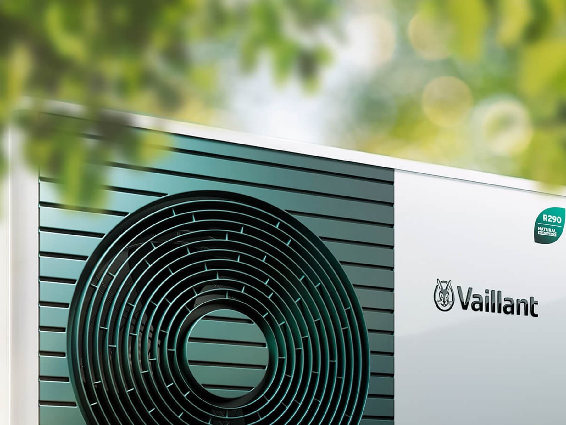 "Vaillant" kiškis su natūralaus šaltnešio logotipu priešais "aroTHERM plus" šilumos siurblį