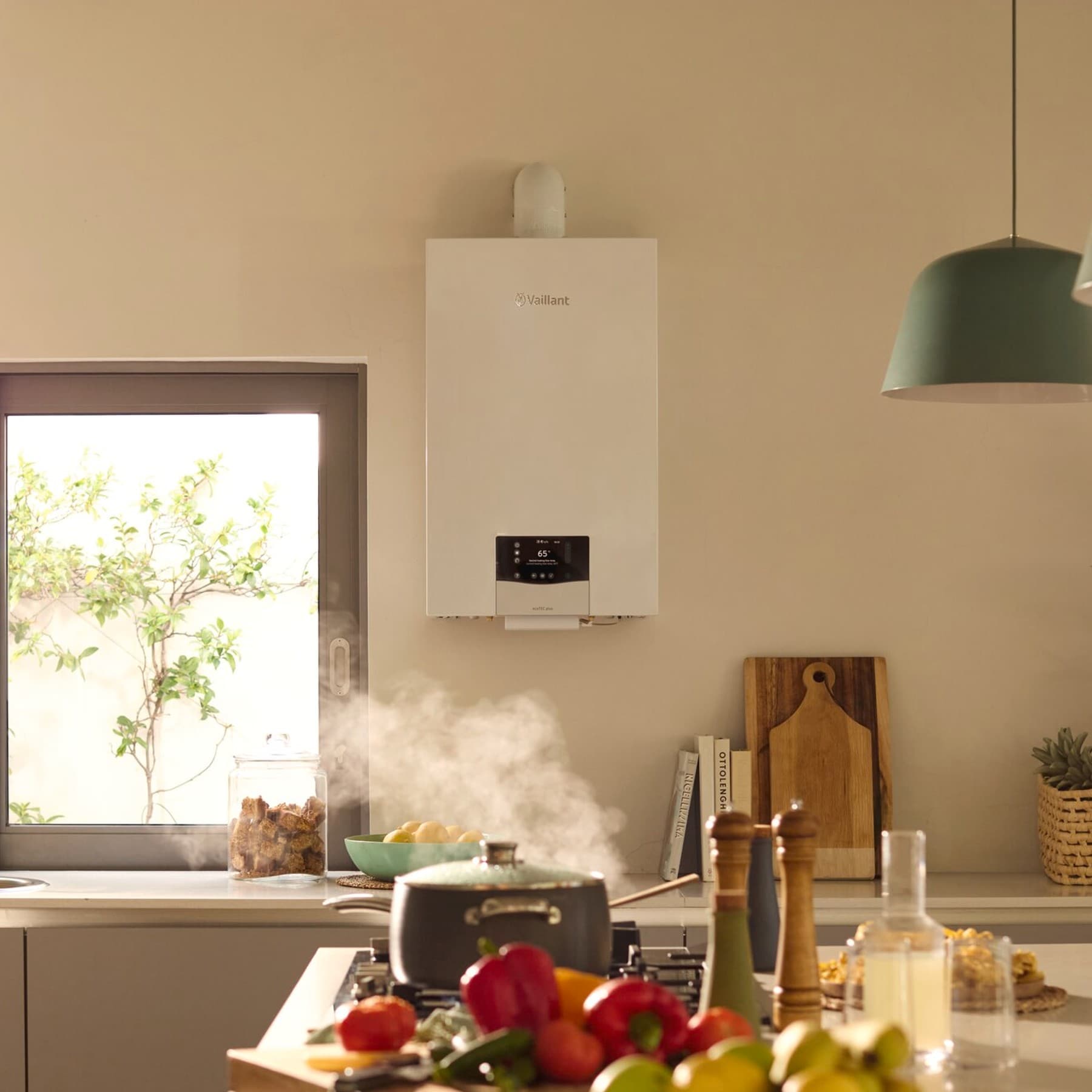 Šeima kartu gamina maistą su ecoTEC plus ant sienos