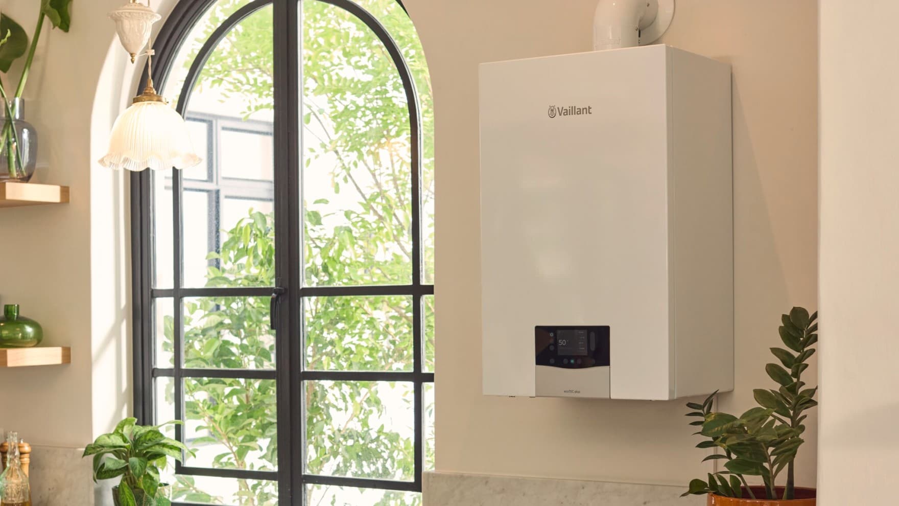 sieninis ecoTEC plus dujų kondensacinis katilas virtuvėje